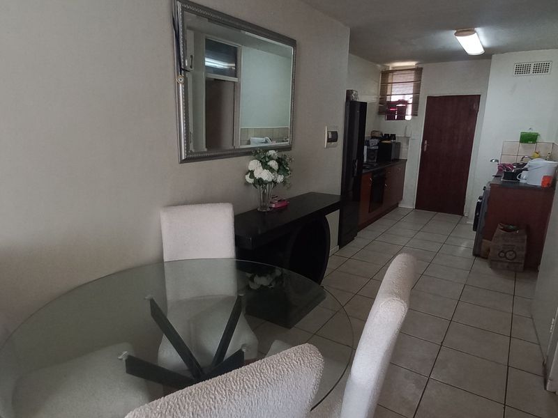 Two-bedroom flat for sale in Sunnyside - Photo 8