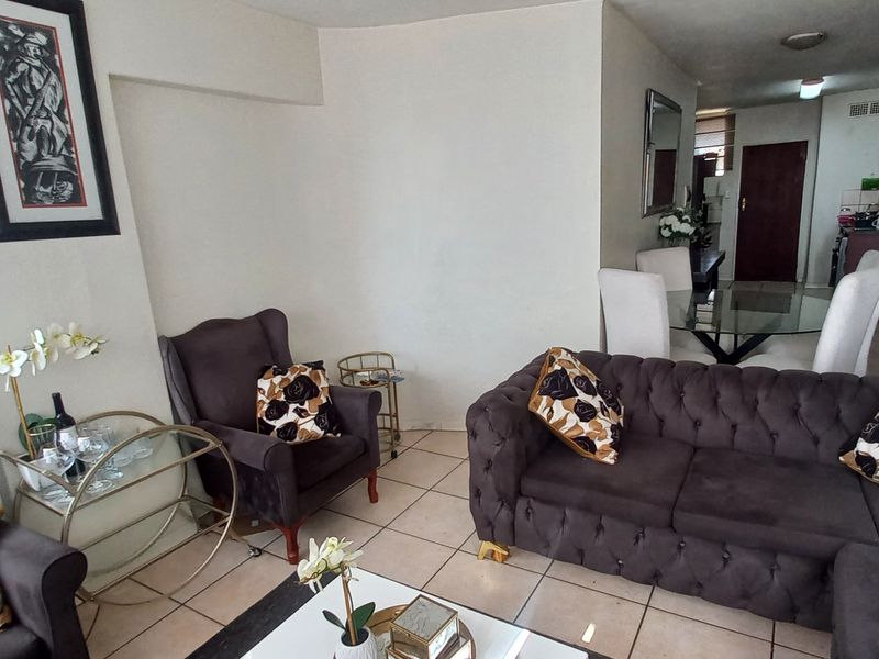 Two-bedroom flat for sale in Sunnyside - Photo 6