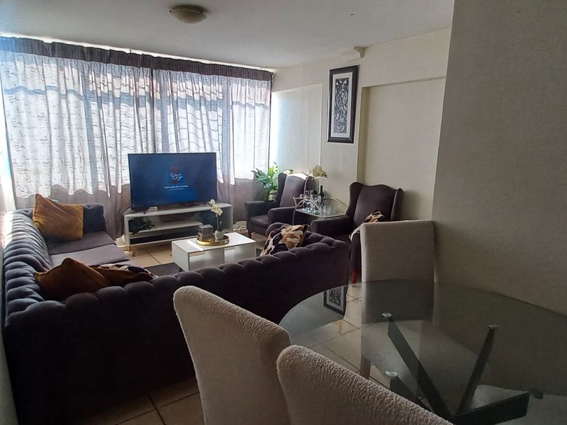 Two-bedroom flat for sale in Sunnyside - Photo 4