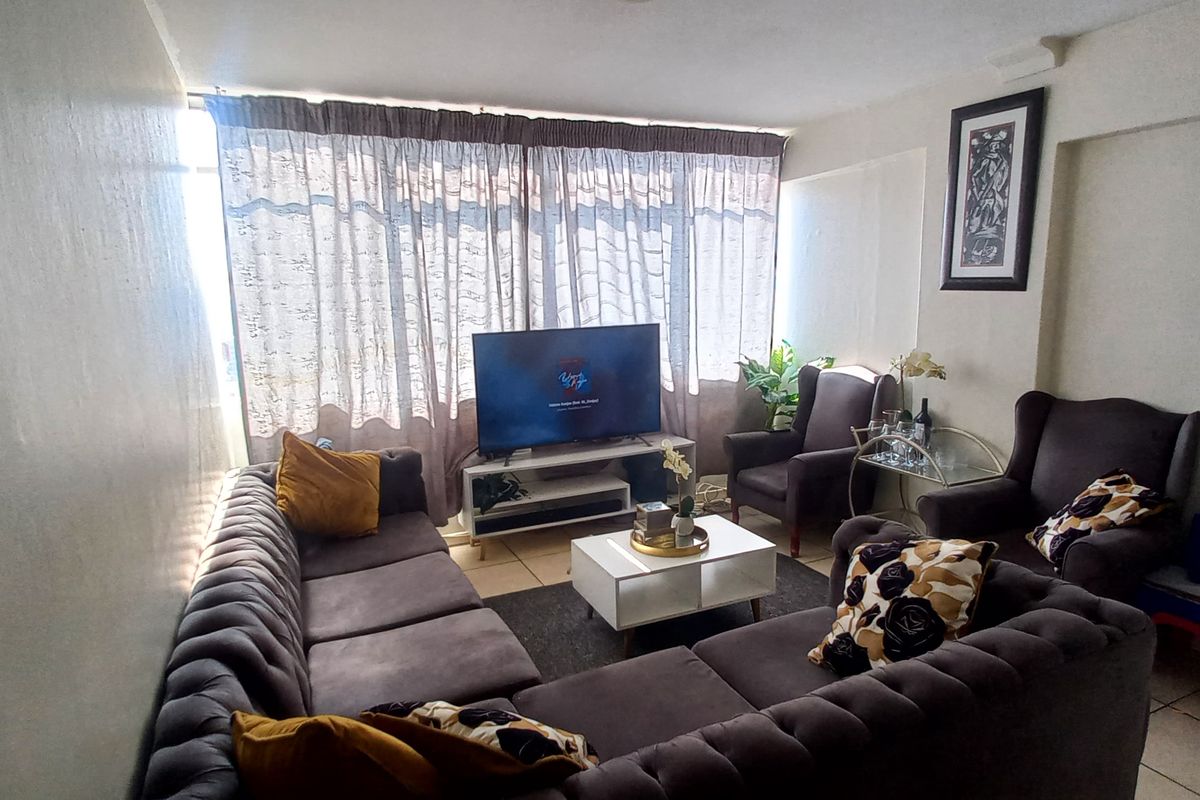 Two-bedroom flat for sale in Sunnyside - Photo 2
