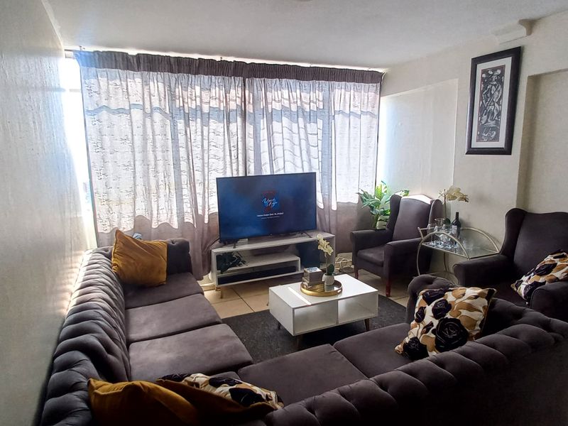 Two-bedroom flat for sale in Sunnyside - Photo 2