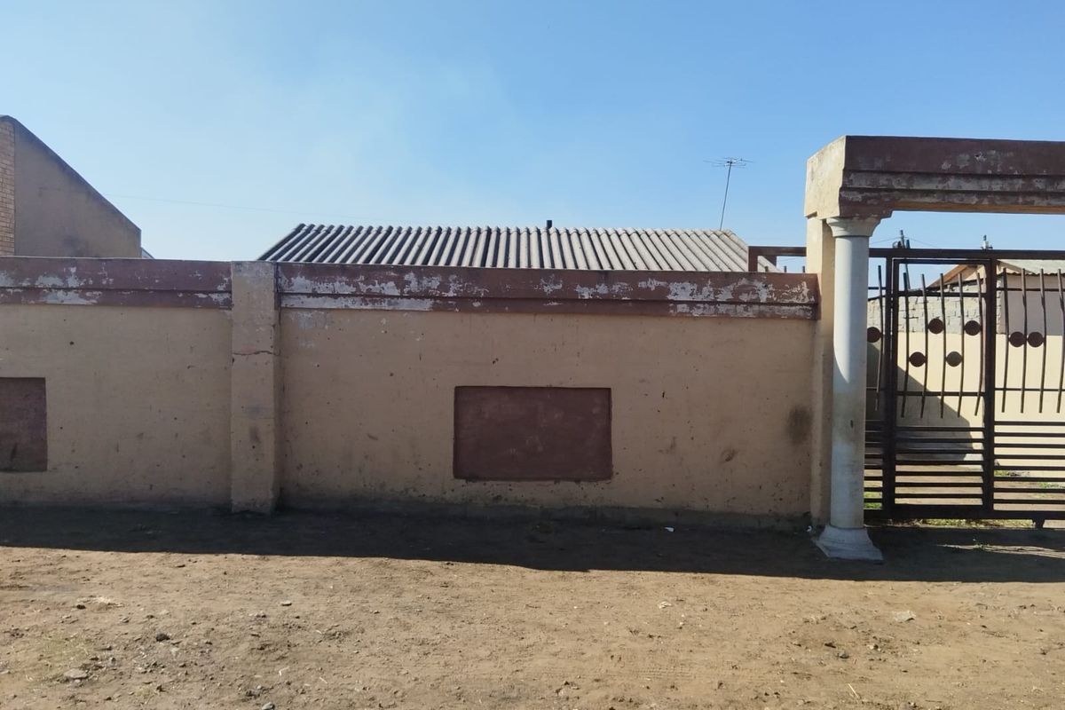 Discover Your Dream Home in Sharpeville, Vereeniging – A Charming Freehold Awaits! - Photo 2