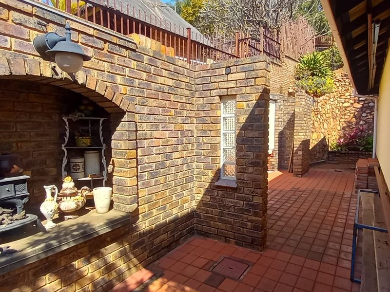Charming Family Home with Scenic Views in Magalieskruin - Photo 7