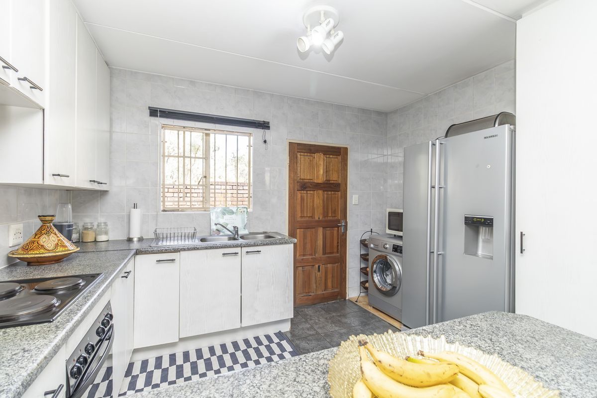 2 Bed Duplex Townhouse Looking for a New Owner - Photo 3