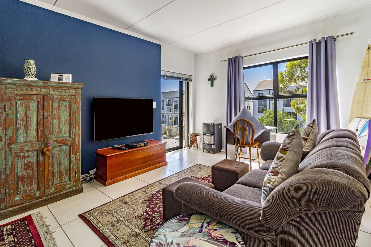 Beautiful North Facing 2 Bedroom Apartment in De Velde - Photo 3