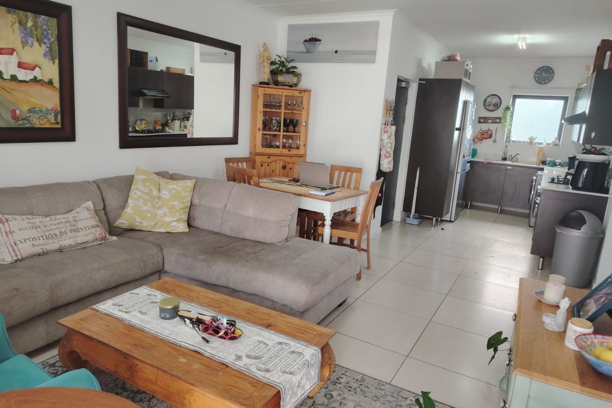 Experience luxury living at its finest at our 3 bedroom  rental unit in De Velde! - Photo 3