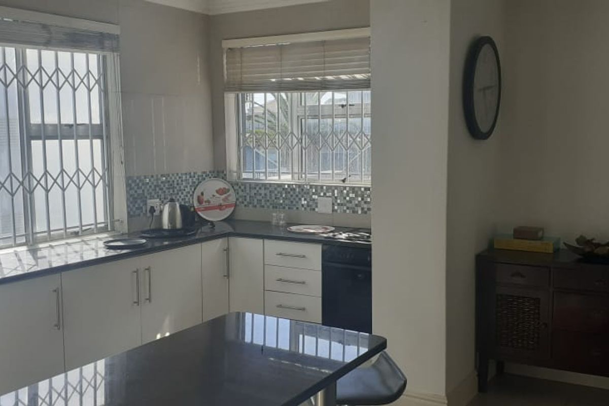 Spacious 1-bedroom, 1-bath apartment available in a secure building in Strand. - Photo 3