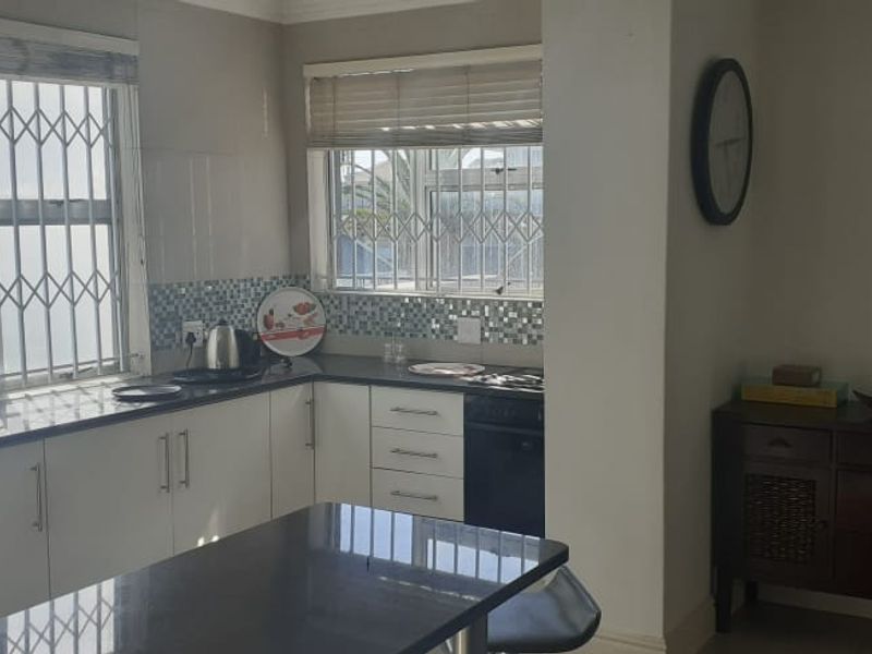 Spacious 1-bedroom, 1-bath apartment available in a secure building in Strand. - Photo 3