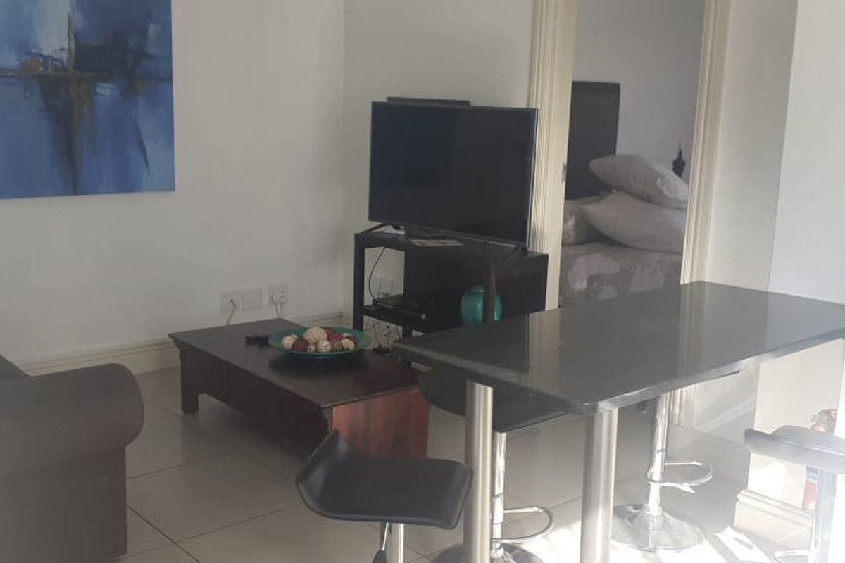 Spacious 1-bedroom, 1-bath apartment available in a secure building in Strand. - Photo 5
