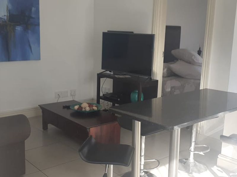 Spacious 1-bedroom, 1-bath apartment available in a secure building in Strand. - Photo 5