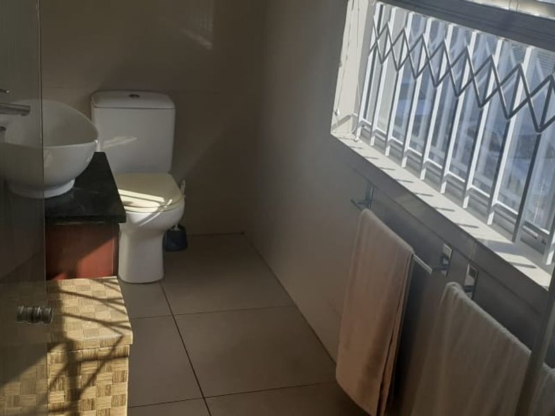 Spacious 1-bedroom, 1-bath apartment available in a secure building in Strand. - Photo 9