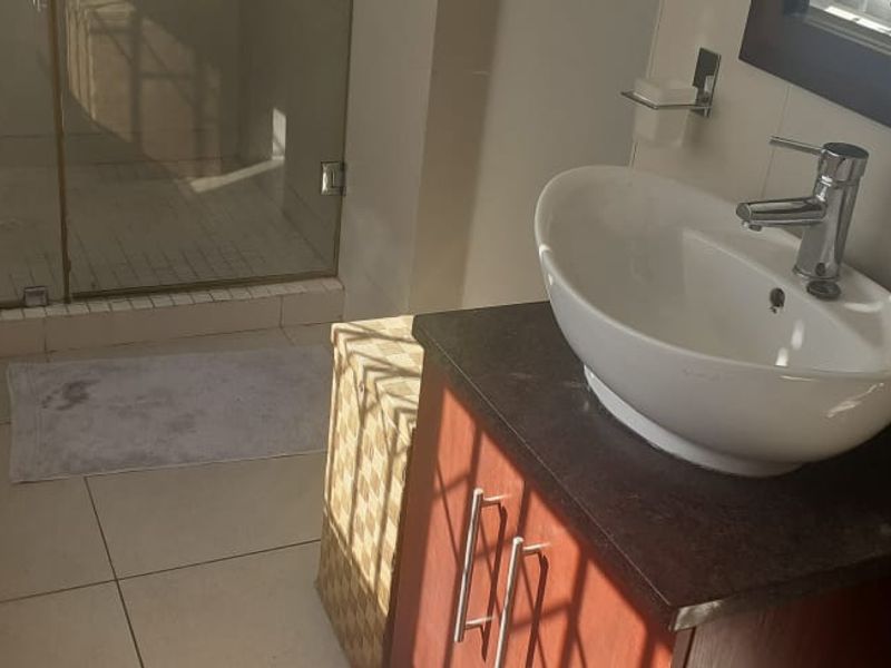 Spacious 1-bedroom, 1-bath apartment available in a secure building in Strand. - Photo 8