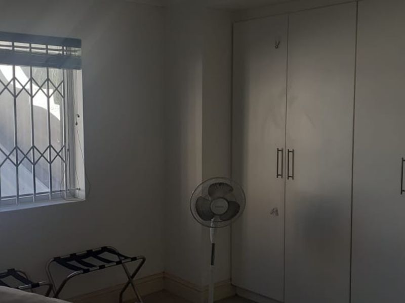 Spacious 1-bedroom, 1-bath apartment available in a secure building in Strand. - Photo 7