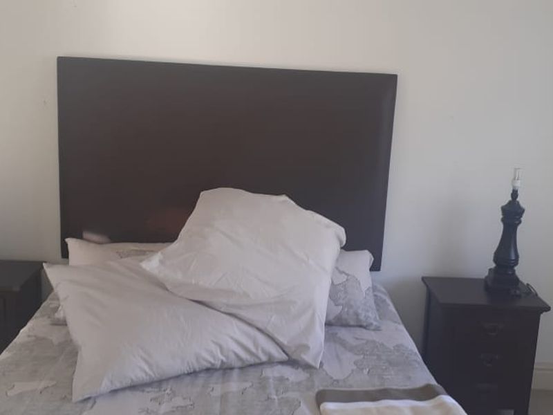 Spacious 1-bedroom, 1-bath apartment available in a secure building in Strand. - Photo 6