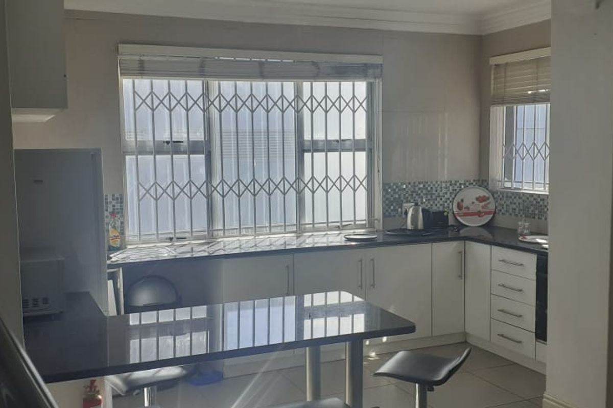 Spacious 1-bedroom, 1-bath apartment available in a secure building in Strand. - Photo 2