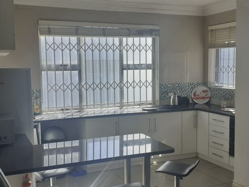 Spacious 1-bedroom, 1-bath apartment available in a secure building in Strand. - Photo 2