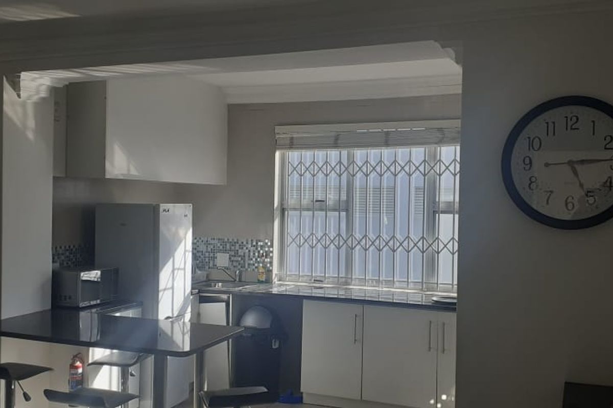Spacious 1-bedroom, 1-bath apartment available in a secure building in Strand. - Photo 4