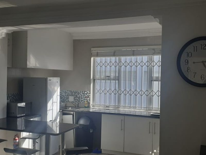 Spacious 1-bedroom, 1-bath apartment available in a secure building in Strand. - Photo 4