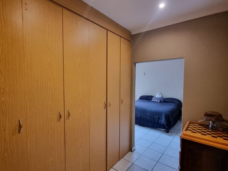 Charming 3-bedroom home in Azalea Park, Rustenburg—perfect for families seeking comfort and conveni - Photo 5