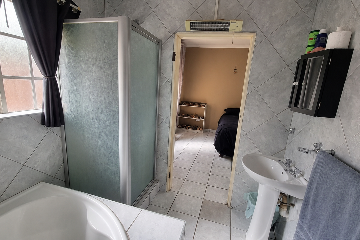 Charming 3-bedroom home in Azalea Park, Rustenburg—perfect for families seeking comfort and conveni - Photo 4