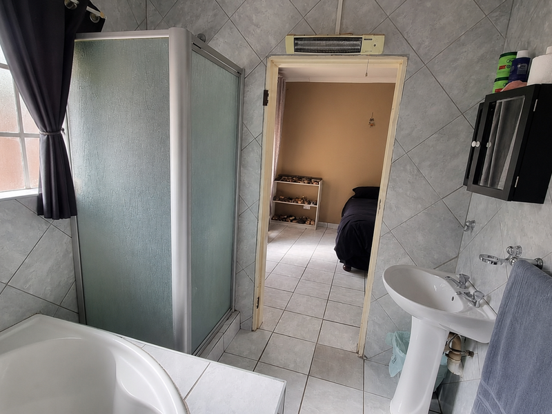 Charming 3-bedroom home in Azalea Park, Rustenburg—perfect for families seeking comfort and conveni - Photo 4