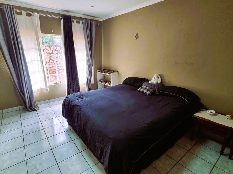 Charming 3-bedroom home in Azalea Park, Rustenburg—perfect for families seeking comfort and conveni - Photo 8