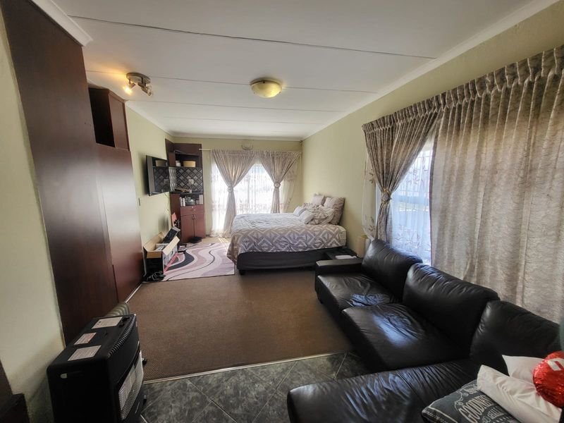 Spacious 5-Beds Family Home or Business Opportunity on Main Road in Mondeor for Sale - Photo 10