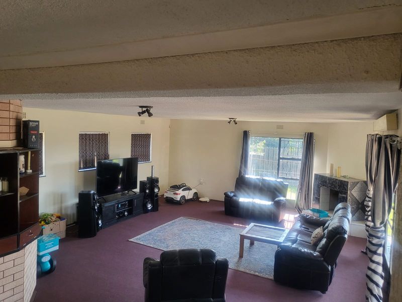 Spacious 5-Beds Family Home or Business Opportunity on Main Road in Mondeor for Sale - Photo 8