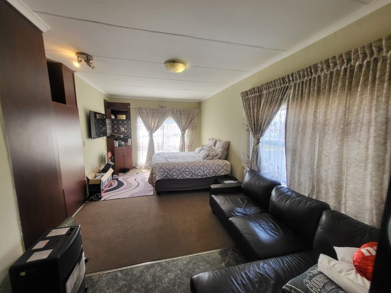 Spacious 5-Beds Family Home or Business Opportunity on Main Road in Mondeor for Sale - Photo 9