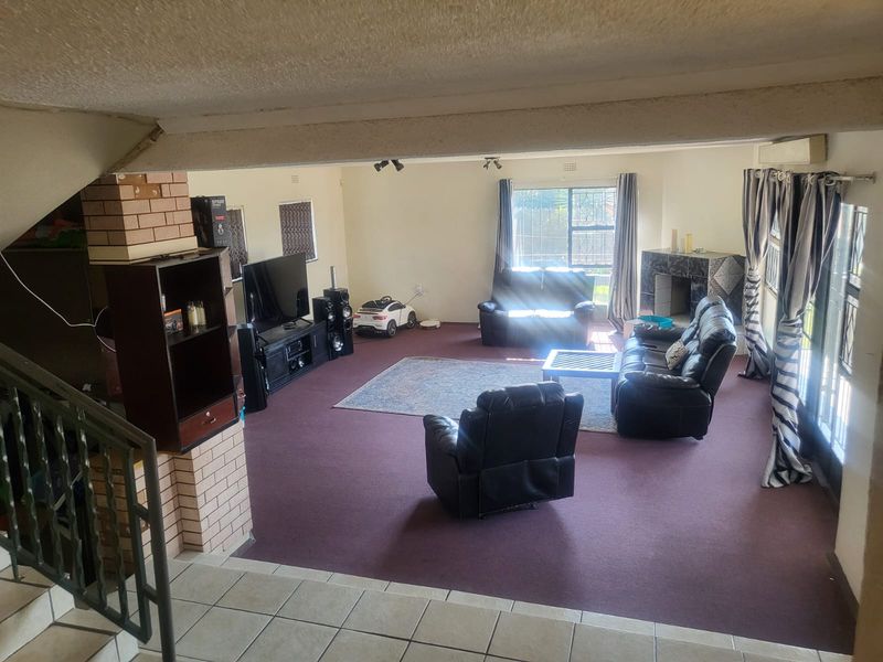 Spacious 5-Beds Family Home or Business Opportunity on Main Road in Mondeor for Sale - Photo 7