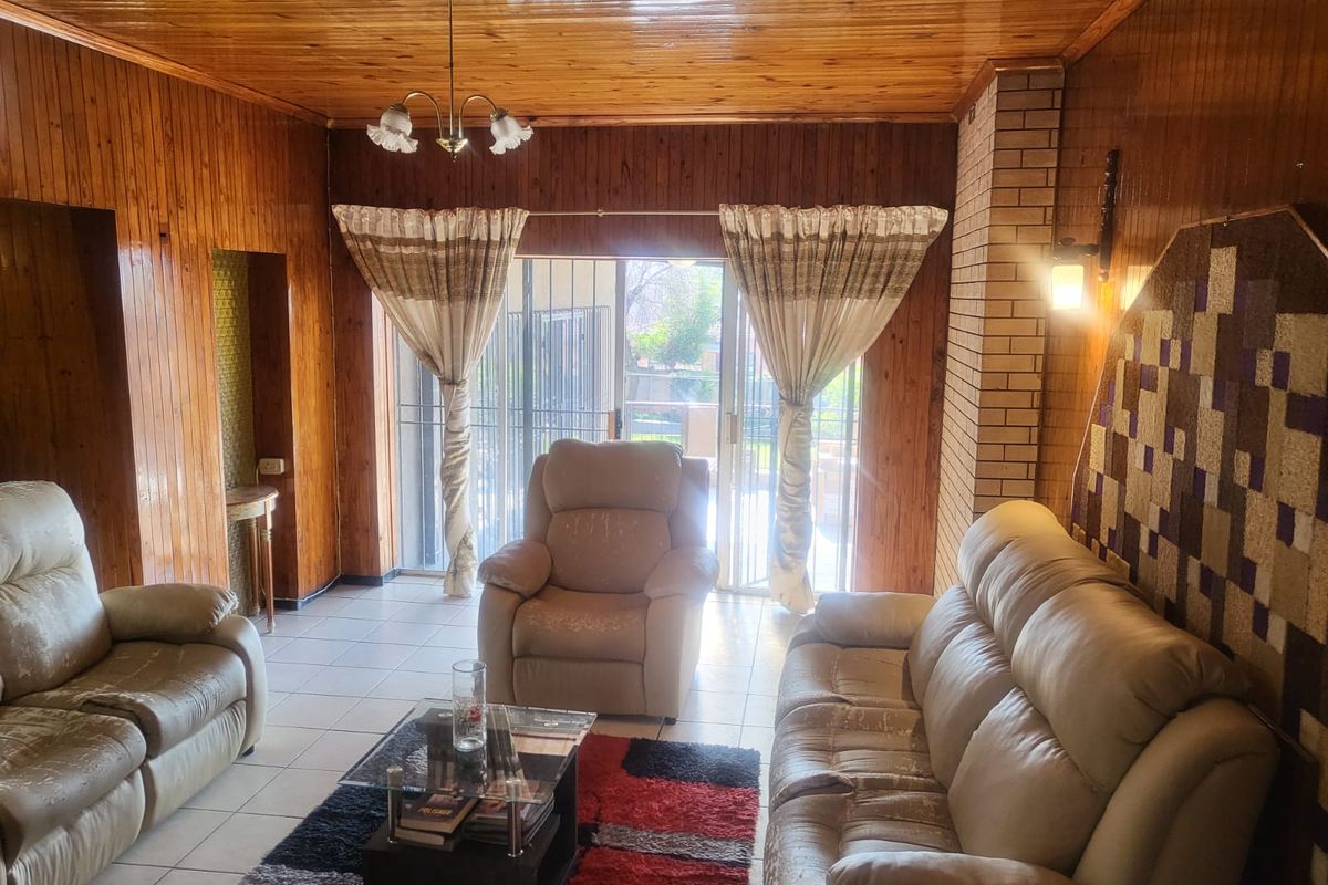 Spacious 5-Beds Family Home or Business Opportunity on Main Road in Mondeor for Sale - Photo 4
