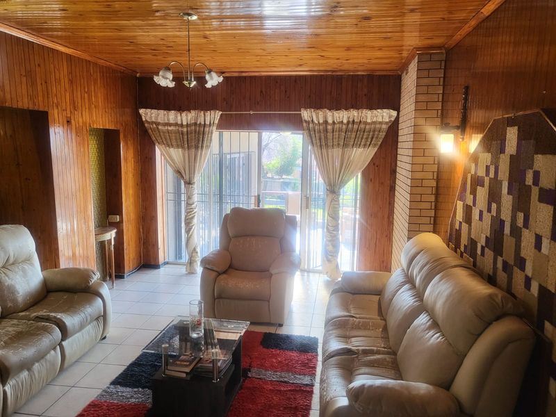 Spacious 5-Beds Family Home or Business Opportunity on Main Road in Mondeor for Sale - Photo 4