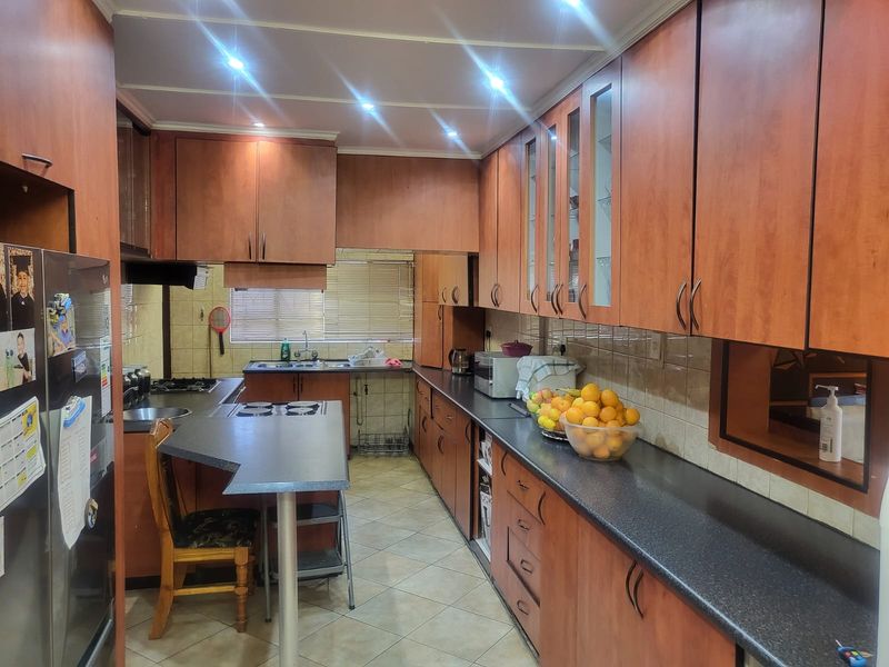 Spacious 5-Beds Family Home or Business Opportunity on Main Road in Mondeor for Sale - Photo 1