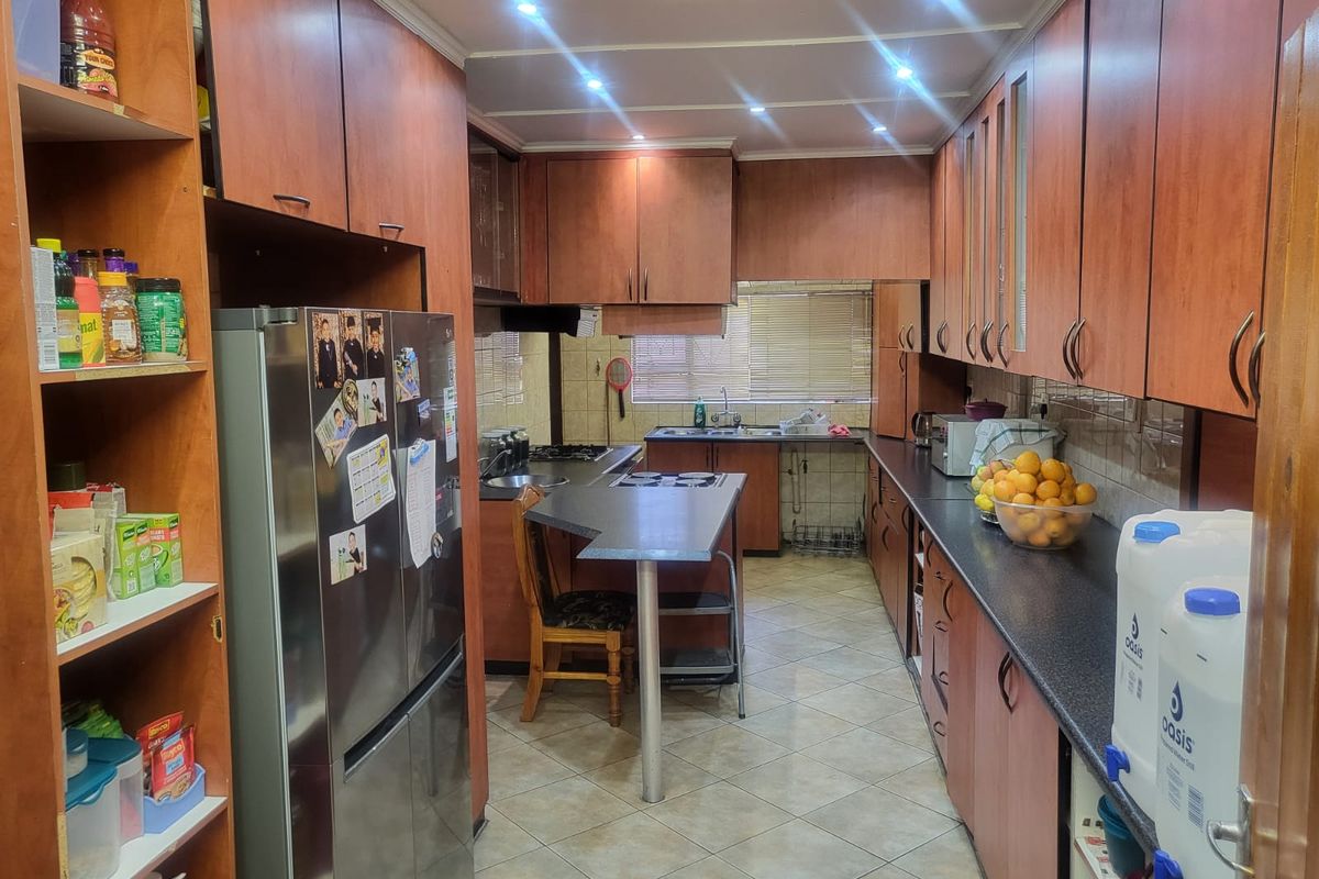Spacious 5-Beds Family Home or Business Opportunity on Main Road in Mondeor for Sale - Photo 2