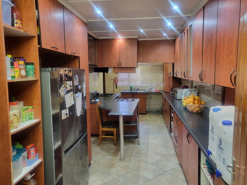 Spacious 5-Beds Family Home or Business Opportunity on Main Road in Mondeor for Sale - Photo 2