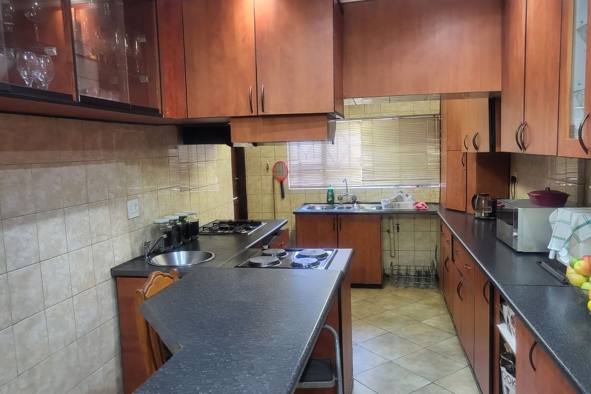 Spacious 5-Beds Family Home or Business Opportunity on Main Road in Mondeor for Sale - Photo 3