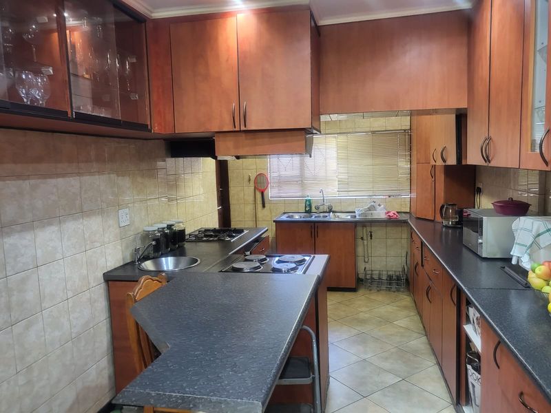 Spacious 5-Beds Family Home or Business Opportunity on Main Road in Mondeor for Sale - Photo 3