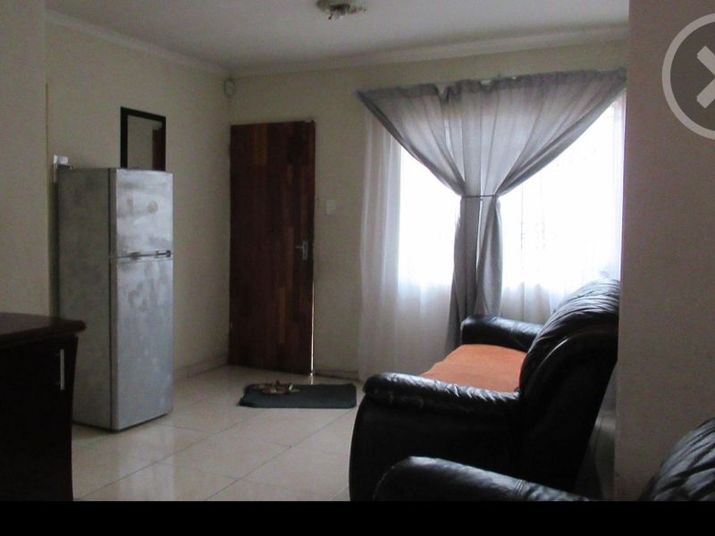 Warm Modern Family Home - Photo 3