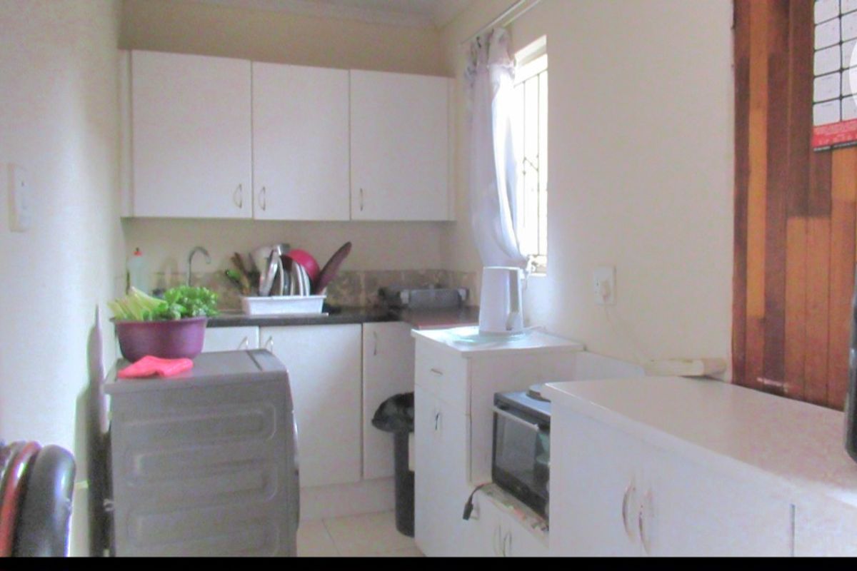 Warm Modern Family Home - Photo 5