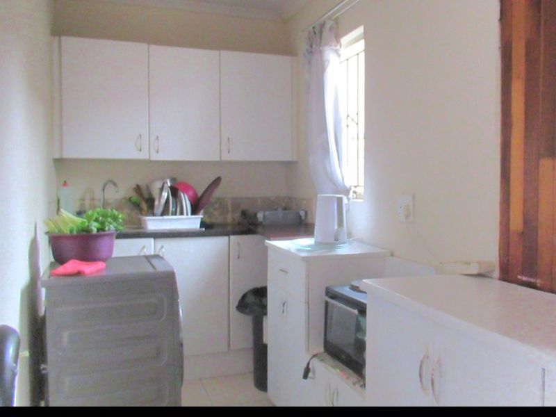 Warm Modern Family Home - Photo 5