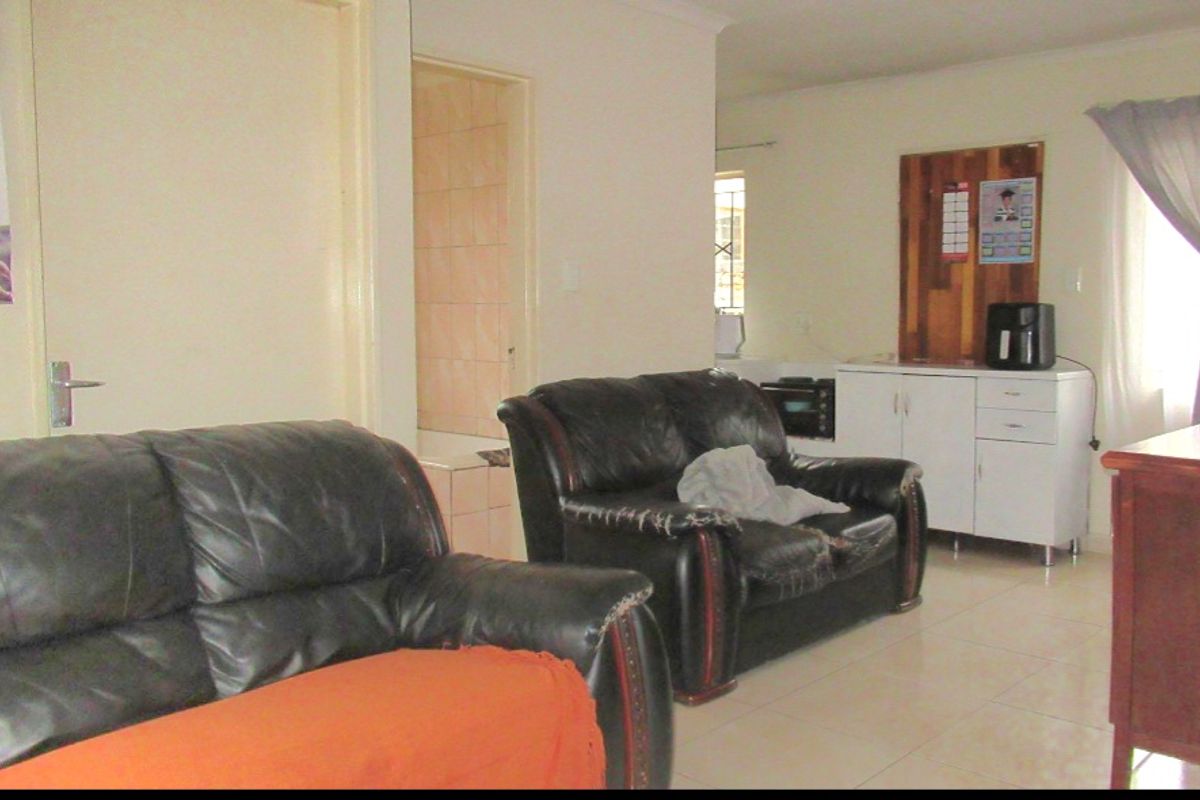 Warm Modern Family Home - Photo 2