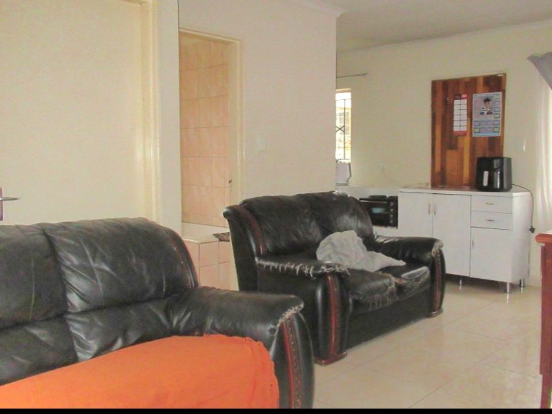 Warm Modern Family Home - Photo 2