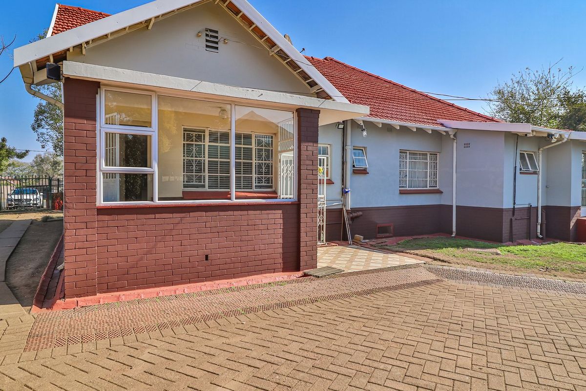 Family Home with Granny Flat in Scottsville - Photo 3