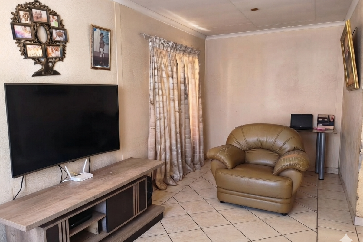 NEAT & MOVE-IN READY - Photo 4
