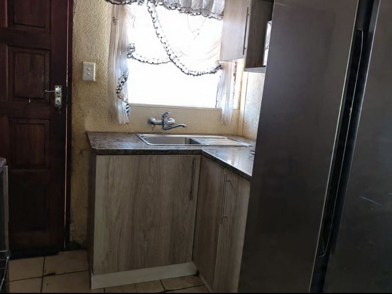 NEAT & MOVE-IN READY - Photo 3