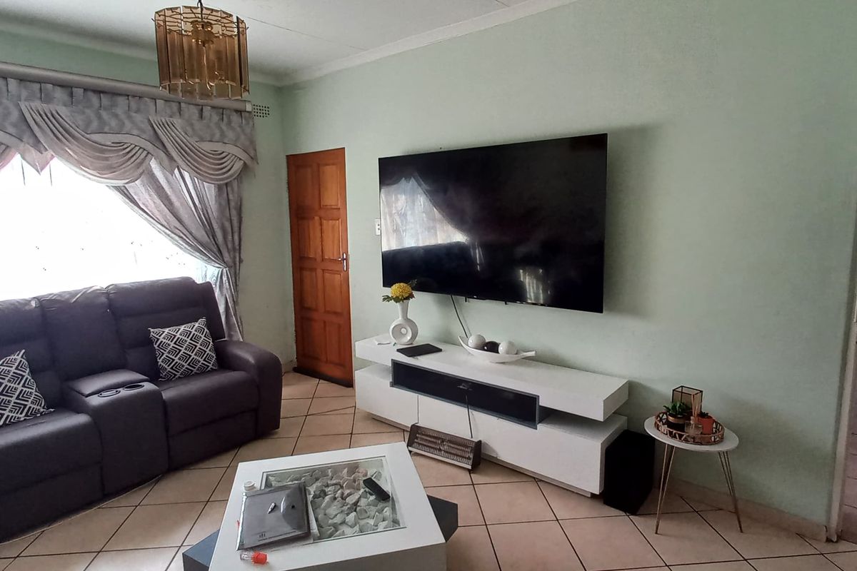 Spacious 3 bedroom apartment block for sale in Vanderbijlpark CW 6, ideal for investors or families! - Photo 4