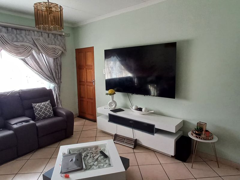 Spacious 3 bedroom apartment block for sale in Vanderbijlpark CW 6, ideal for investors or families! - Photo 4