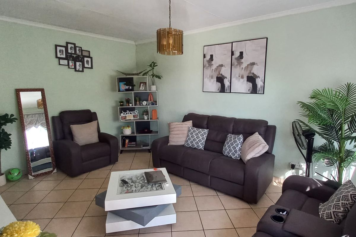 Spacious 3 bedroom apartment block for sale in Vanderbijlpark CW 6, ideal for investors or families! - Photo 5