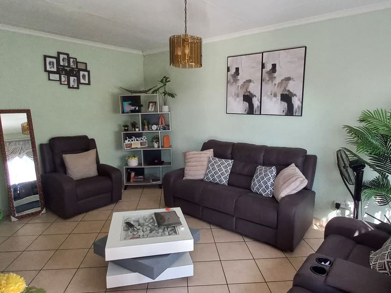 Spacious 3 bedroom apartment block for sale in Vanderbijlpark CW 6, ideal for investors or families! - Photo 5