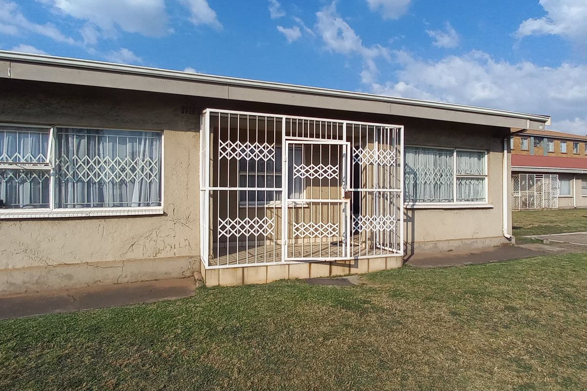 Spacious 3 bedroom apartment block for sale in Vanderbijlpark CW 6, ideal for investors or families! - Photo 2